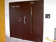laiptinės durys su telefonspyne